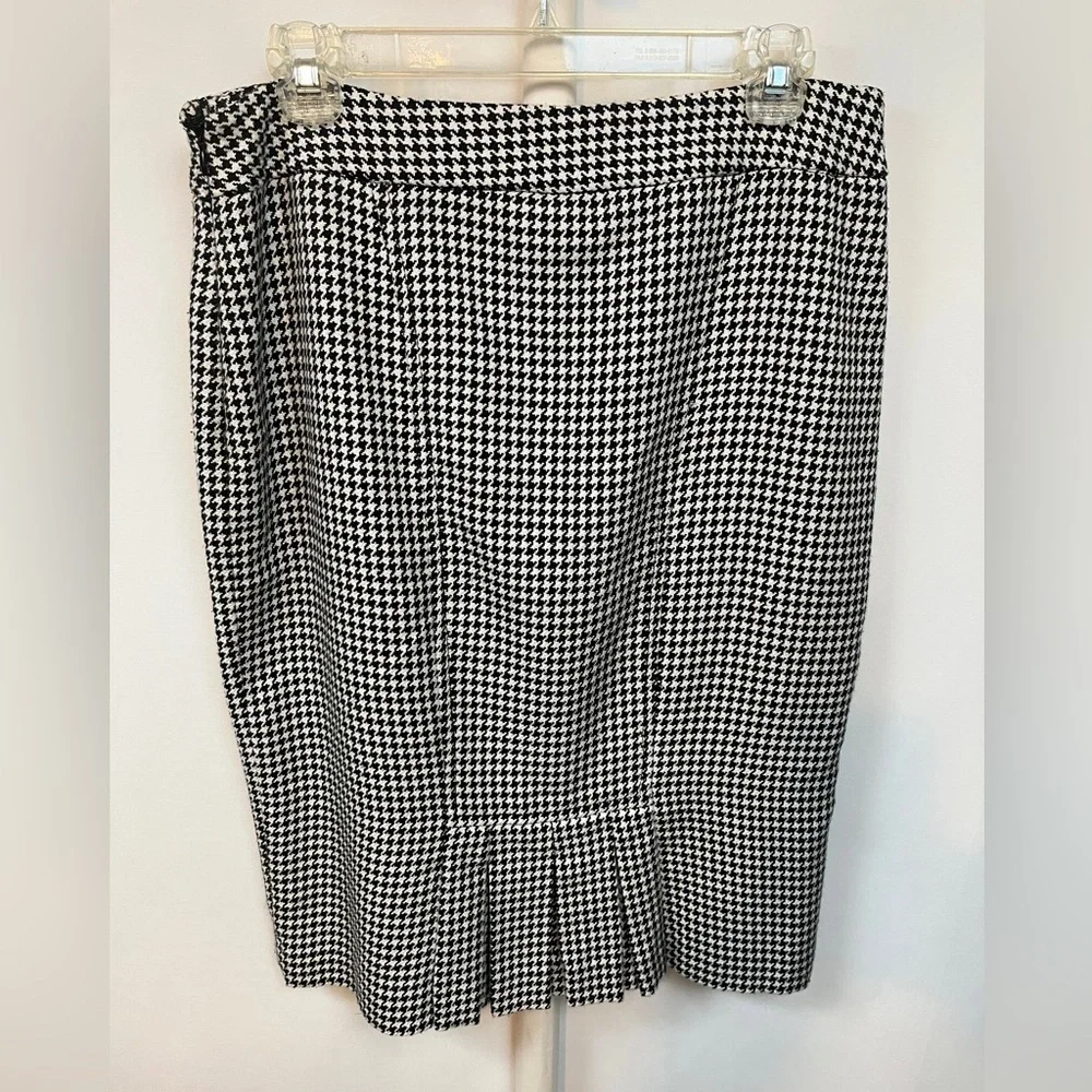 Black and White Knee Length Skirt with Lining Size 10